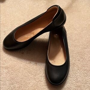 Naturalized sz 7 Classic Black leather Women's Flats
